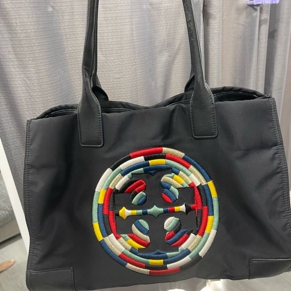 Tory Burch collection use but in good condition rip in one side of the handle - Picture 2 of 12